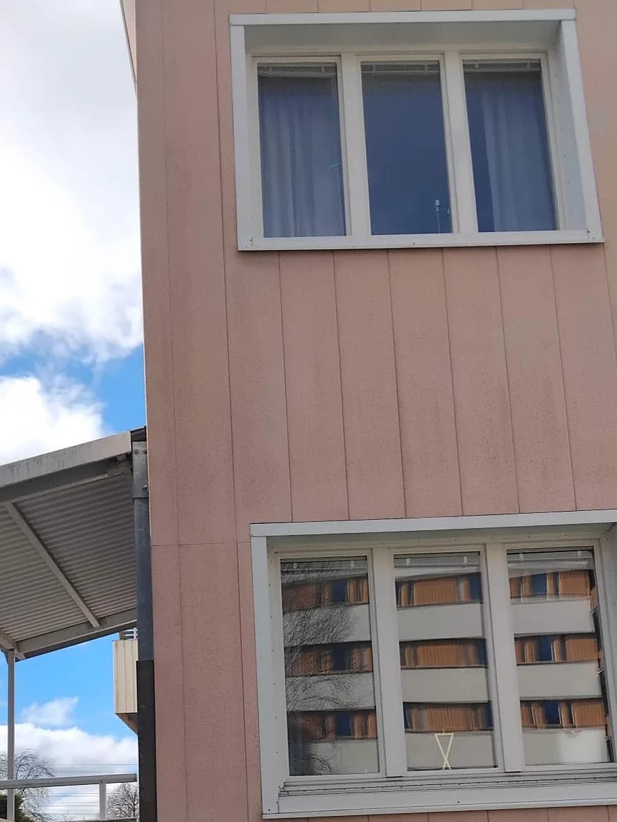 Ren rosa fasad med grov yta efter tvätt
