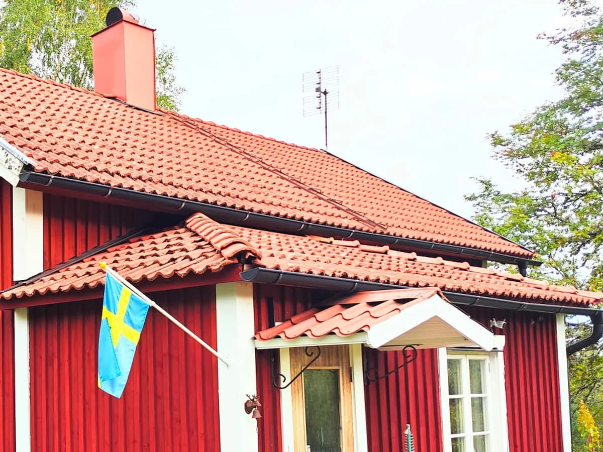 Tegeltak utan alger och svartmögel efter taktvätt, tegelröd färg tillbaka